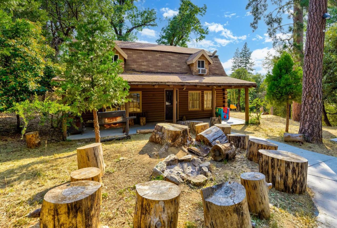 Mountain Trail Lodge And Vacation Rentals Oakhurst Exterior foto