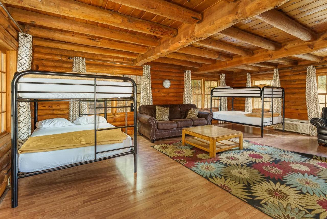 Mountain Trail Lodge And Vacation Rentals Oakhurst Exterior foto